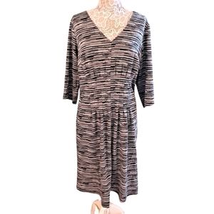 NWT London Times Woman V-Neck Shades of Grey Flattering Rouching 3/4 Sle…